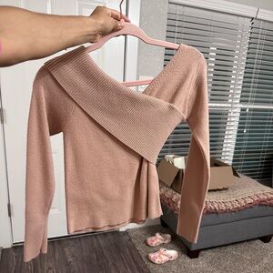 Super flattering off the shoulder top. Elastic band to keep in place.Holiday top